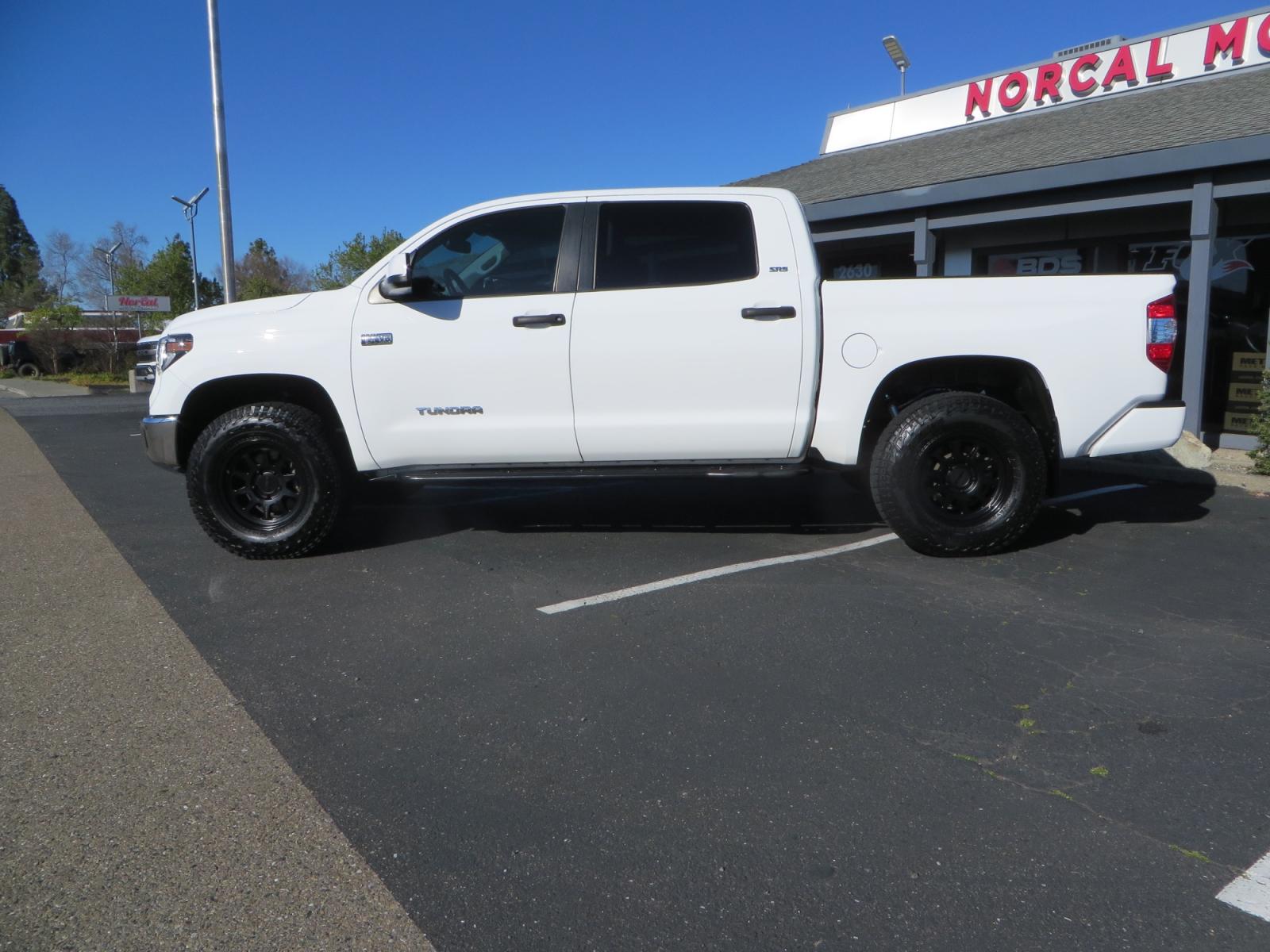 2020 White /GREY Toyota Tundra SR5 (5TFDY5F19LX) with an 5.7L engine, automatic transmission, located at 2630 Grass Valley Highway, Auburn, CA, 95603, (530) 508-5100, 38.937893, -121.095482 - Features - King Off Road adjustable remote reservoir coil overs, King 2.5 adjustable remote reservoir rear shocks, Method Race wheels, Falken Wildpeak tires, Sliders, Bed braces, Borla Exhaust, Husky floor mats, Window tint, and Ram phone mounts. - Photo #7